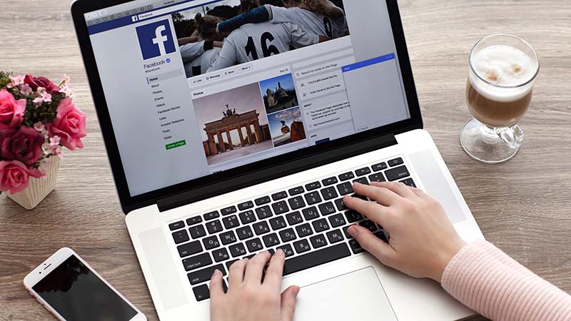 Liên kết 2 tài khoản Facebook được không? Cách lưu dữ liệu Facebook cũ